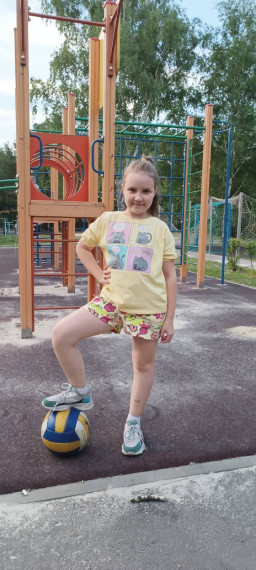 Федяева Вероника, ученица 1 «А» класса ОГБОУ «Шебекинская СОШ с УИОП» Белгородской области, выполнила нормативы ВФСК ГТО на золотой знак отличия..