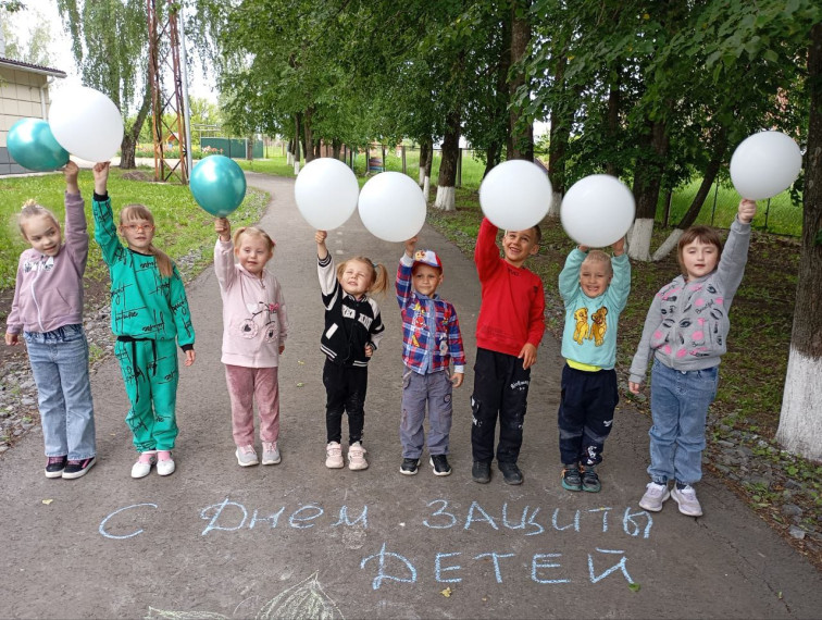 В первый день теплого и красочного лета отмечается Международный праздник - День Защиты детей..