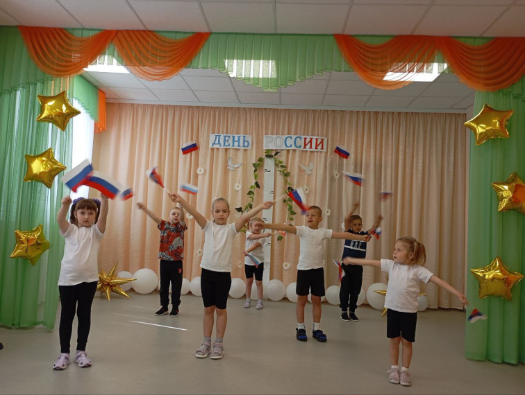 Россия! Россия! Твой праздник сегодня: и взрослый, и детский - Праздник народный!.